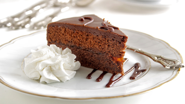 Se você ama chocolate, você precisa aprender a receita dessa torta Sacher, uma delícia cremosa de chocolate puro