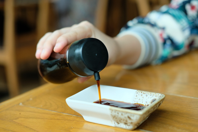 Por que tem dois furos no vidro de molho shoyu? Aprenda a usar do jeito certo!