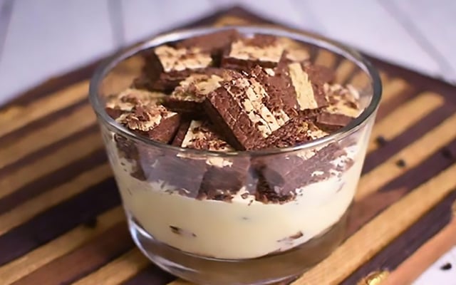 Aprenda a fazer um pavê de Bis cremoso e chocolatudo! Essa sobremesa fácil vai conquistar toda a família neste Natal