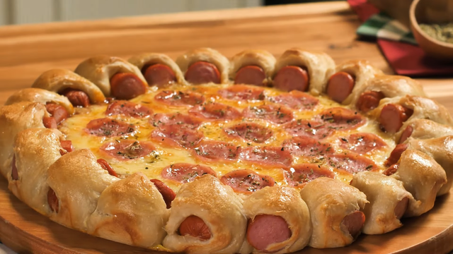 Receita pra sair da rotina: pizza com borda de cachorro-quente para quem não consegue escolher entre os dois lanches