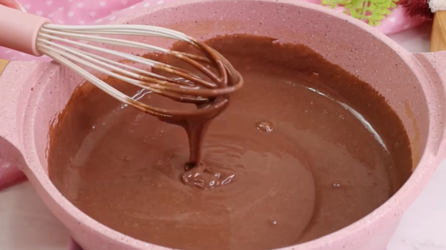 Comece misturando os ingredientes fora do fogo. (créditos: Reprodução/Youtube Anelyse Martins)