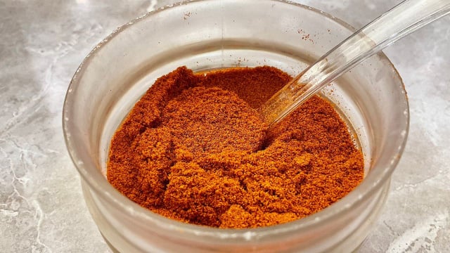 Há 11 anos compro páprica em loja conhecida de produtos naturais, mas descobri que o condimento é falsificado com um teste bem simples