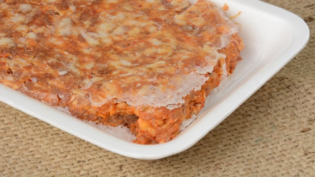 Não basta descongelar carne moída à temperatura ambiente? Um especialista recomenda um método melhor