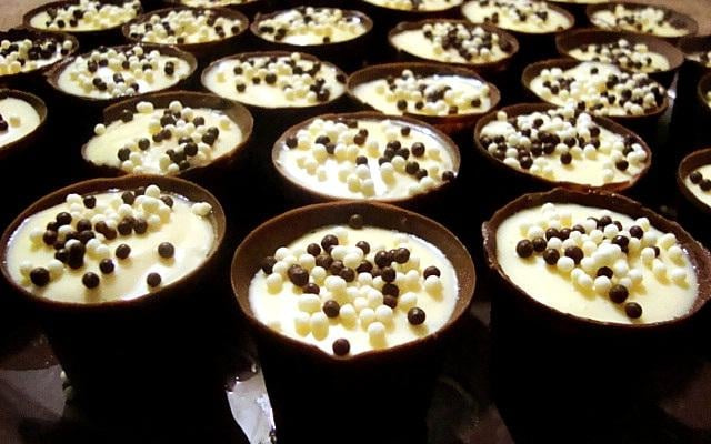 Essa é a forma mais gostosa de fazer mousse de maracujá e nem precisa lavar louça depois de comer!