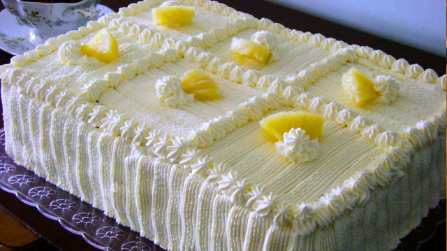 Bolo de abacaxi com doce de leite é a receita que minha avó preparava em datas especiais