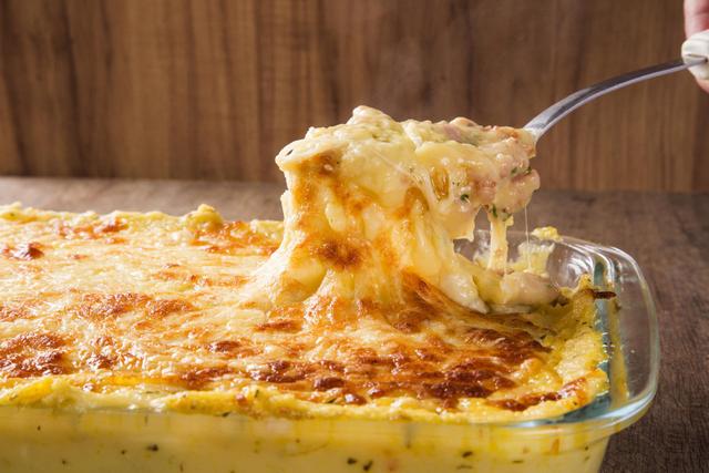 Esse gratinado de camarão que a minha avó fazia nos meus aniversários é de comer rezando de tão gostoso