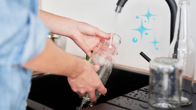 Rápido, fácil e eficaz: o truque que limpa o interior das garrafas mesmo que as tenha usado para sucos ou óleo