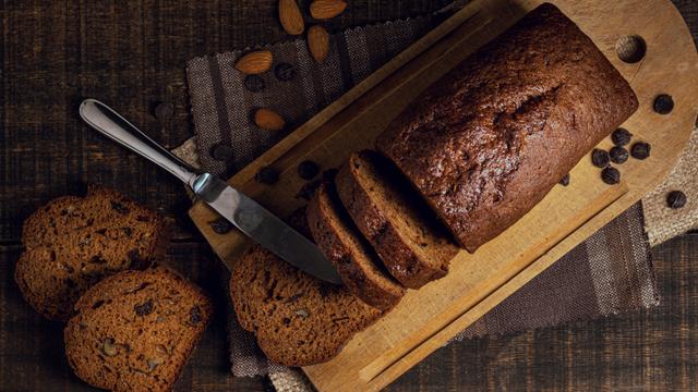 Nunca foi tão fácil preparar um bolo de chocolate saudável com aveia e banana (em 20 minutos!)