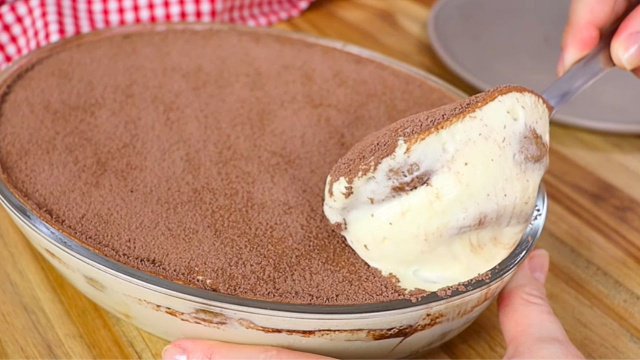 Esse tiramisu na travessa é uma perdição: o creme mais suave que eu já provei, já testei duas vezes e vou levar no Natal