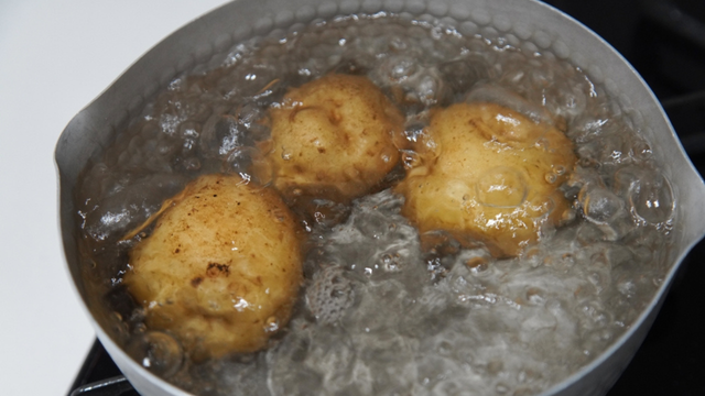 Eu jogava a água do cozimento das batatas fora, mas aprendi no TudoGostoso que ela é um verdadeiro tesouro