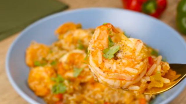 Arroz de camarão serve até 6 porções. (créditos: Reprodução/Youtube Cook’n Enjoy)