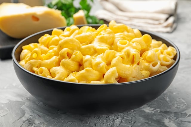 O controle da temperatura ajuda a deixar o molho de queijo mais liso e cremoso. (créditos: Shutterstock)