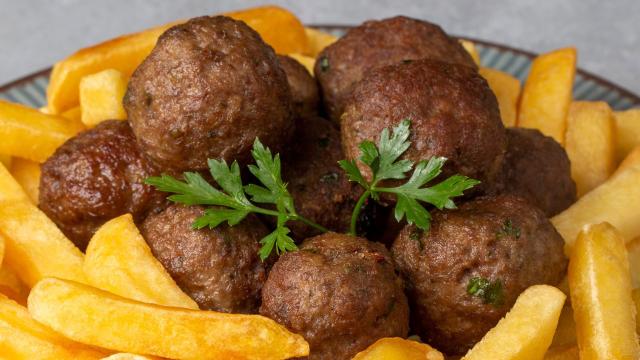 O melhor bolinho de carne moída que eu já comi na vida é receita da minha vizinha, o cheiro vai longe quando ela faz!