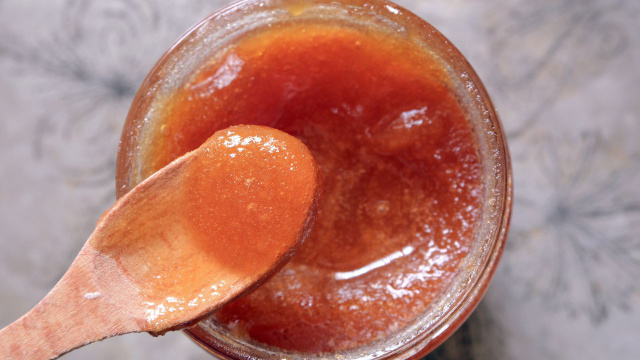 Seu mel açucarou? Experimente transformá-lo em mel CREMOSO do jeito mais simples possível