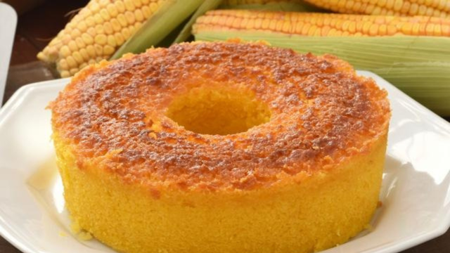 Bolo de milho verde da espiga cremoso: a receita da vovó é muito fácil de fazer se você descascar o milho desse jeito