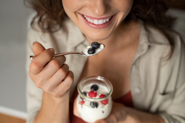 Como o iogurte ajuda a prevenir depressão e ansiedade: veja o que diz a ciência