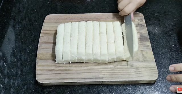 Mandioca cortada em formato de palitos fritos para acompanhar molhos variados. (Foto: reprodução canal Vale do Sabor no Youtube)