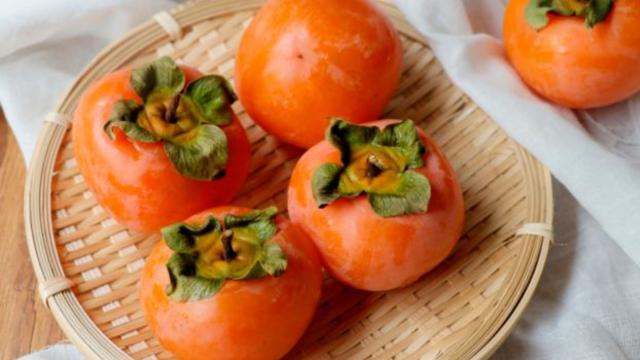 Caqui: 3 receitas criativas com a fruta que fica mais barata no mês de maio