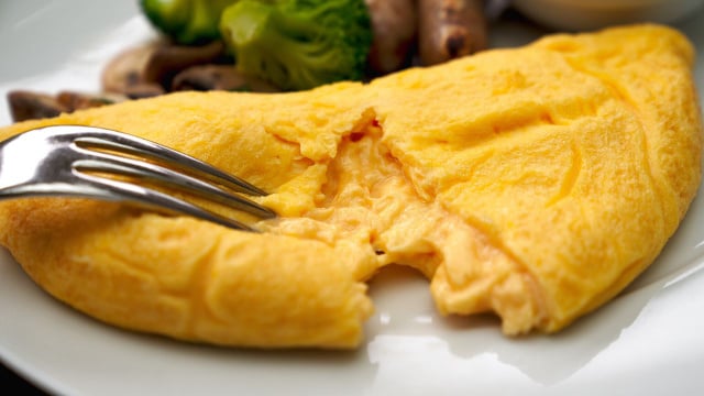 Café da manhã com mais proteína: essa omelete cremosa me sustenta por horas, nem belisco antes do almoço
