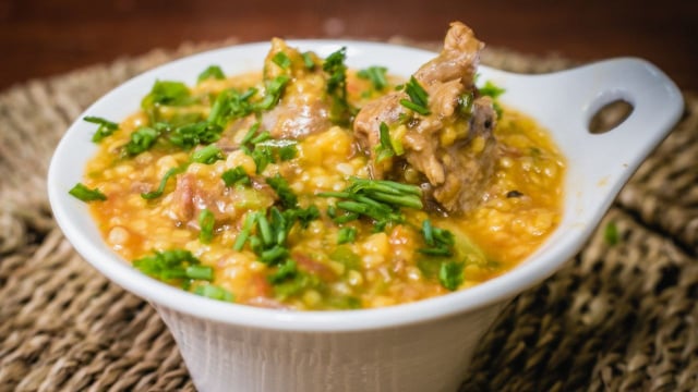 Canjiquinha mineira com cheiro-verde e carnes de porco superconsistente (Créditos: TudoGostoso)