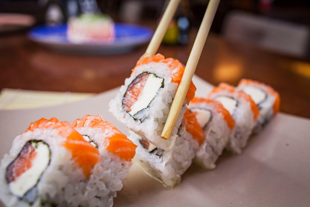 No uramaki, a alga nori fica dentro, envolvendo o recheio, enquanto o arroz envolve a alga.
 