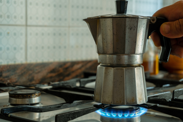 Qual a diferença do café feito na cafeteira italiana? Pode usar café comum? Entenda como funciona no TudoGostoso!