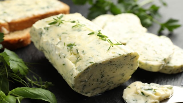 Envolvo a manteiga em filme plástico e, em apenas 5 minutos, uma pasta para sanduíche com alho e ervas está pronta para servir