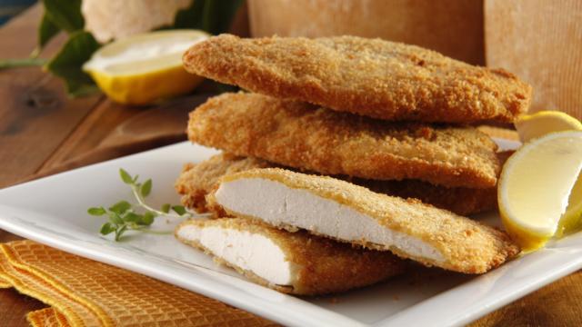 Um chef de cozinha me ensinou a como fazer um bife à milanesa sem soltar a casquinha do empanado e nunca mais eu errei