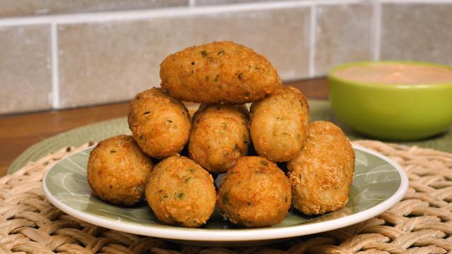 O bolinho de arroz é saboroso, crocante e fácil de fazer. (Créditos: TudoGostoso)