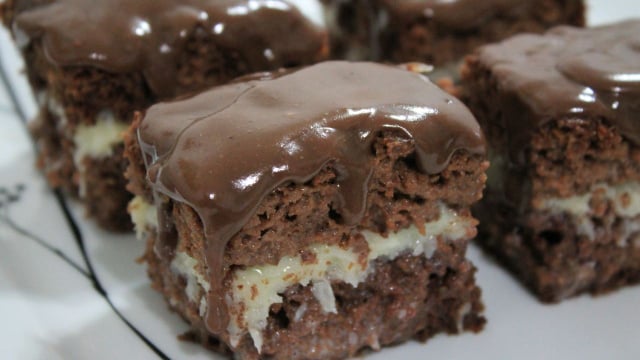 Difícil resistir a essa calda de chocolate do bolo prestígio (Créditos: TudoGostoso)