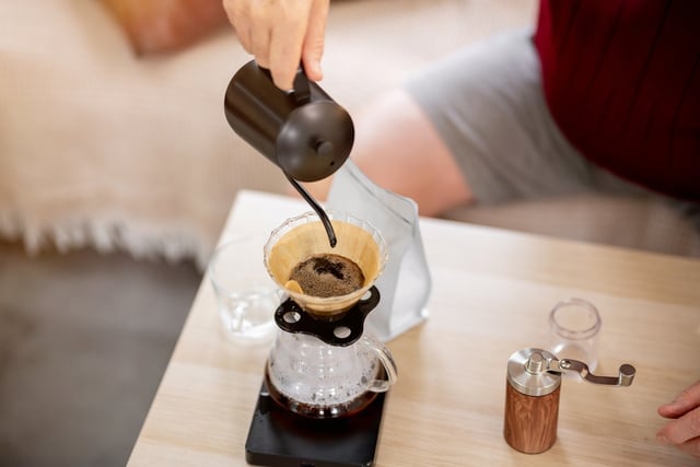 O jeito de despejar a água pode transformar seu café coado; descubra o truque que faz diferença