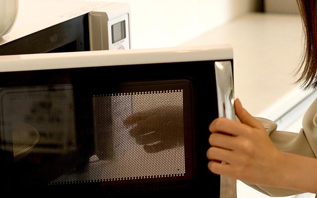 Você nunca imaginaria por que há pequenos furos na porta do micro-ondas!