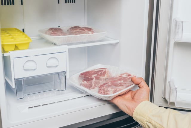 Pare de congelar carne no saco do supermercado! Esse hábito compromete a qualidade do alimento e a sua segurança