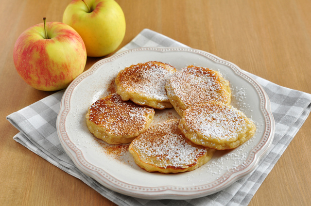 Estou apaixonada por essa panqueca de frigideira recheada de maçã: sempre como no lanche ou no café da tarde