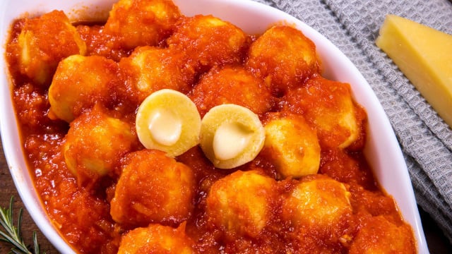 Nhoque frito vai bem com molho de tomate, pesto e até com maionese temperada (Créditos: Shutterstock)