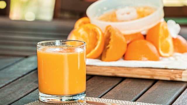 Embora saboroso e popular, é preciso cautela no consumo regular do suco de laranja (Créditos: Pixabay)