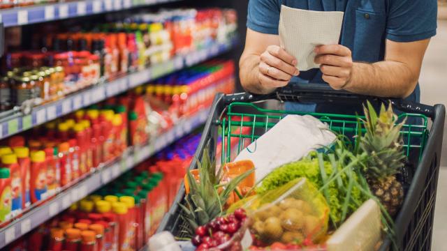 Preço da comida nas alturas: veja o que fazer para conseguir economizar com a alimentação