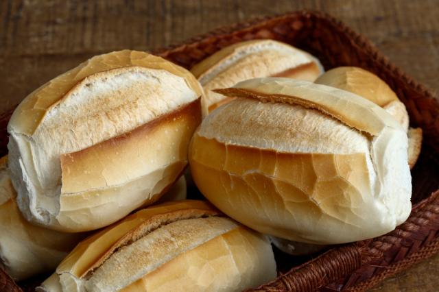 Nunca mais jogue fora o pão amanhecido: com esse truque na airfryer dá para deixar o alimento fresquinho de novo em apenas 3 minutos