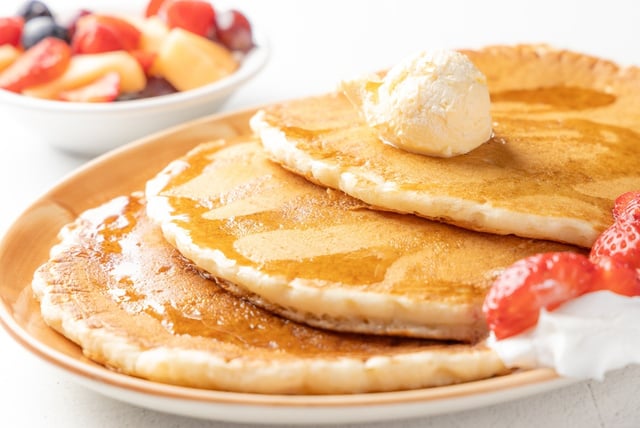 Igualzinho às dos cafés, mas com ingredientes simples: como fazer panquecas fofinhas em casa com ingredientes e passo a passo