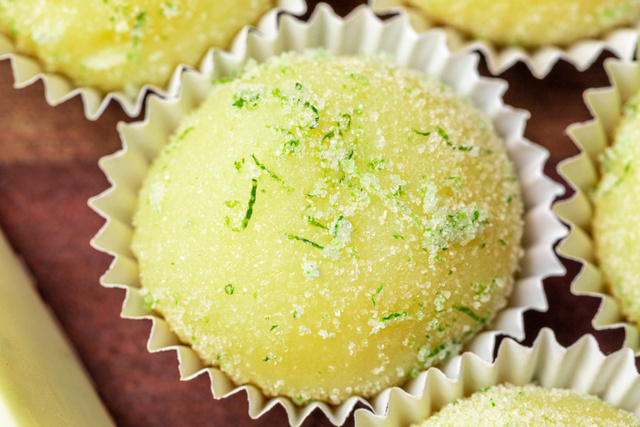 Bolinhas de sol: trufas de chocolate branco cremoso e limão picante são perfeitas para uma sobremesa rápida ou aquele lanchinho doce