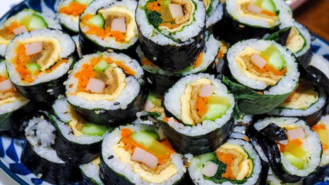 Resolvi fazer um kimbap caseiro depois de ver em um dorama: minhas filhas amaram e agora faço para comer enquanto assistimos juntas
