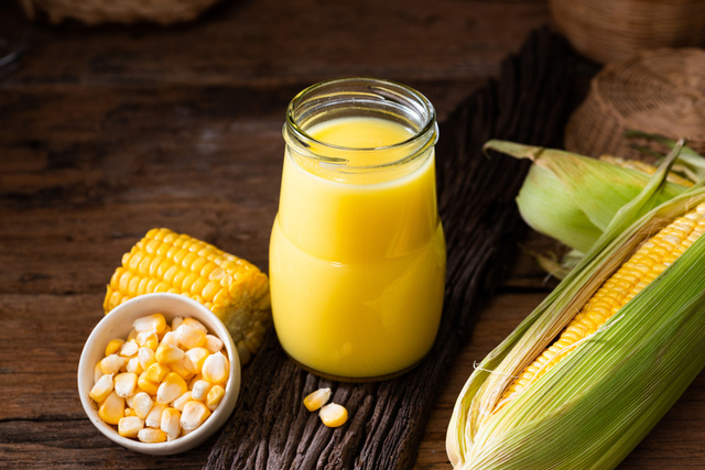 Esse é o melhor suco de milho cremoso que você vai beber na sua vida. Pega a receita e descubra benefícios!