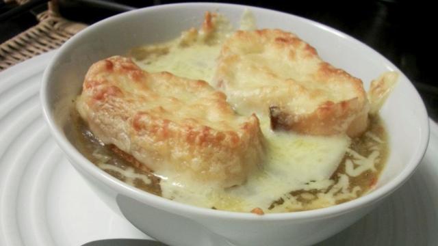 Sopa de cebola cremosa gratinada: truque da minha avó deixa essa receita fantástica ainda mais especial