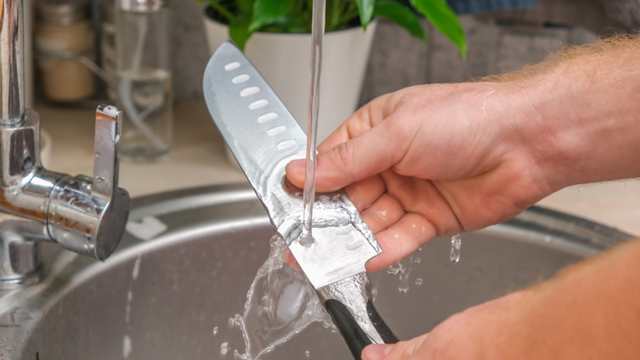 Truque com azeite e bicarbonato de sódio dá brilho extra aos utensílios de metal