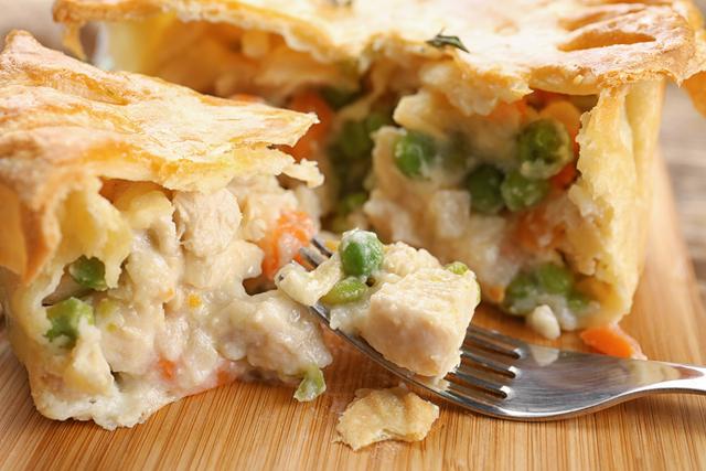 Torta VITAMINADA de frango com massa sem trigo e sem leite é a marmita que você tava procurando
