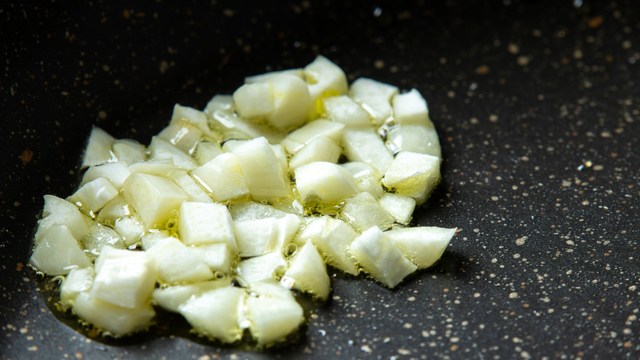 Pare de refogar o alho em fogo alto: o erro pode deixá-lo amargo e estragar o sabor da receita