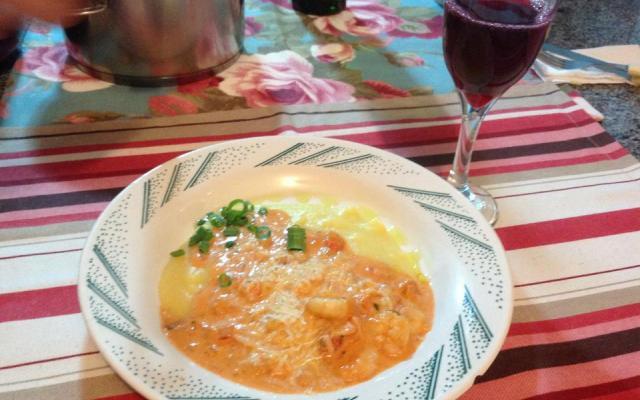 Para sair um pouco dos pratos tradicionais, experimente fazer essa polenta com creme de camarão que é de babar (Créditos: Andressa Perin/TudoGostoso)