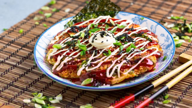 É só misturar e fritar! Um acompanhamento fácil e delicioso com repolho e ovos