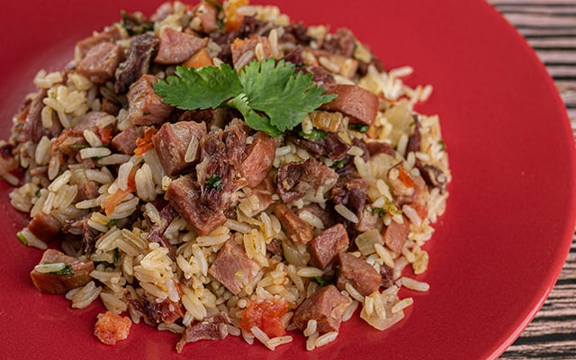 Arroz carreteiro na panela de pressão: receita fica pronta em 20 minutos e rende muito, sempre faço quando quero uma refeição rápida