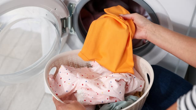 Por que você deve adicionar vinagre sempre que lavar roupa: esses são os motivos para criar esse hábito e não é só sobre as toalhas